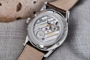 Manual Wind vs. Automatic Watches - Learn the Difference!
